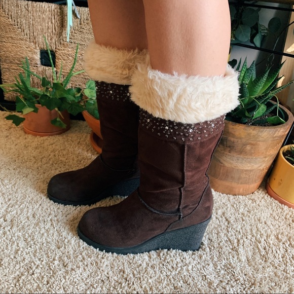 Soft & Warm Winter Boots w/ Wedge Heels - Picture 3 of 4